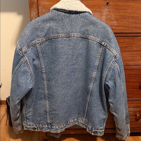 Levi's Classic Blue Denim Jacket with Sherpa Lining - Picture 6 of 6